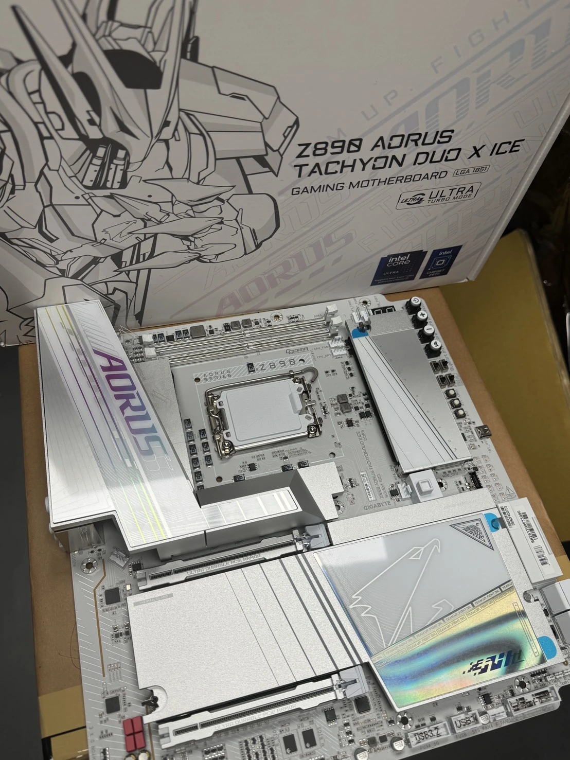 技嘉超频主板 Z890 AORUS TACHYON DUO X ICE 亮相，内存跑出 10400MT/s