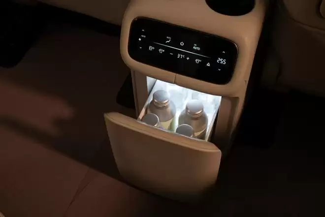 线控底盘+千问大模型 智己LS8预售XX.XX万起