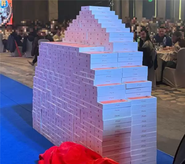 最豪横年会福利！人手一台iPhone 有人获赠1000万房产