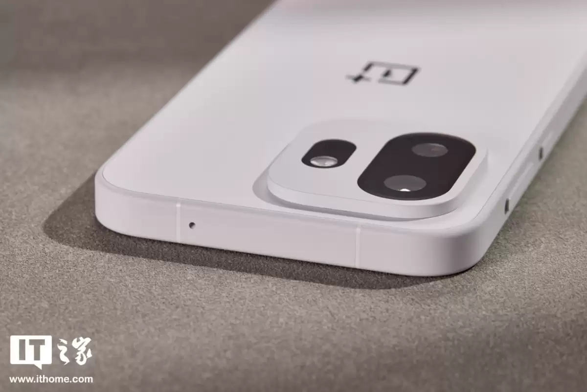 一加 15T 治愈白巧配色图赏：纯粹的白，温柔的沙