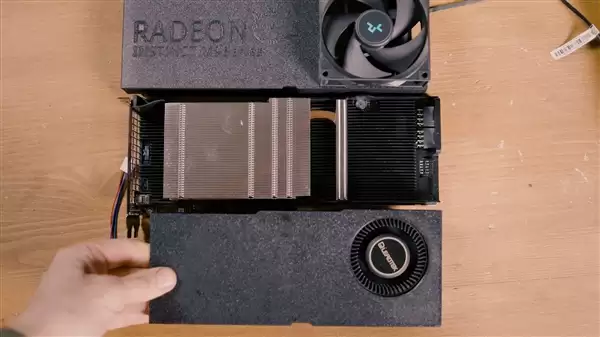 1000块买个AMD 8年前的老专业卡：32GB HBM2显存能玩游戏