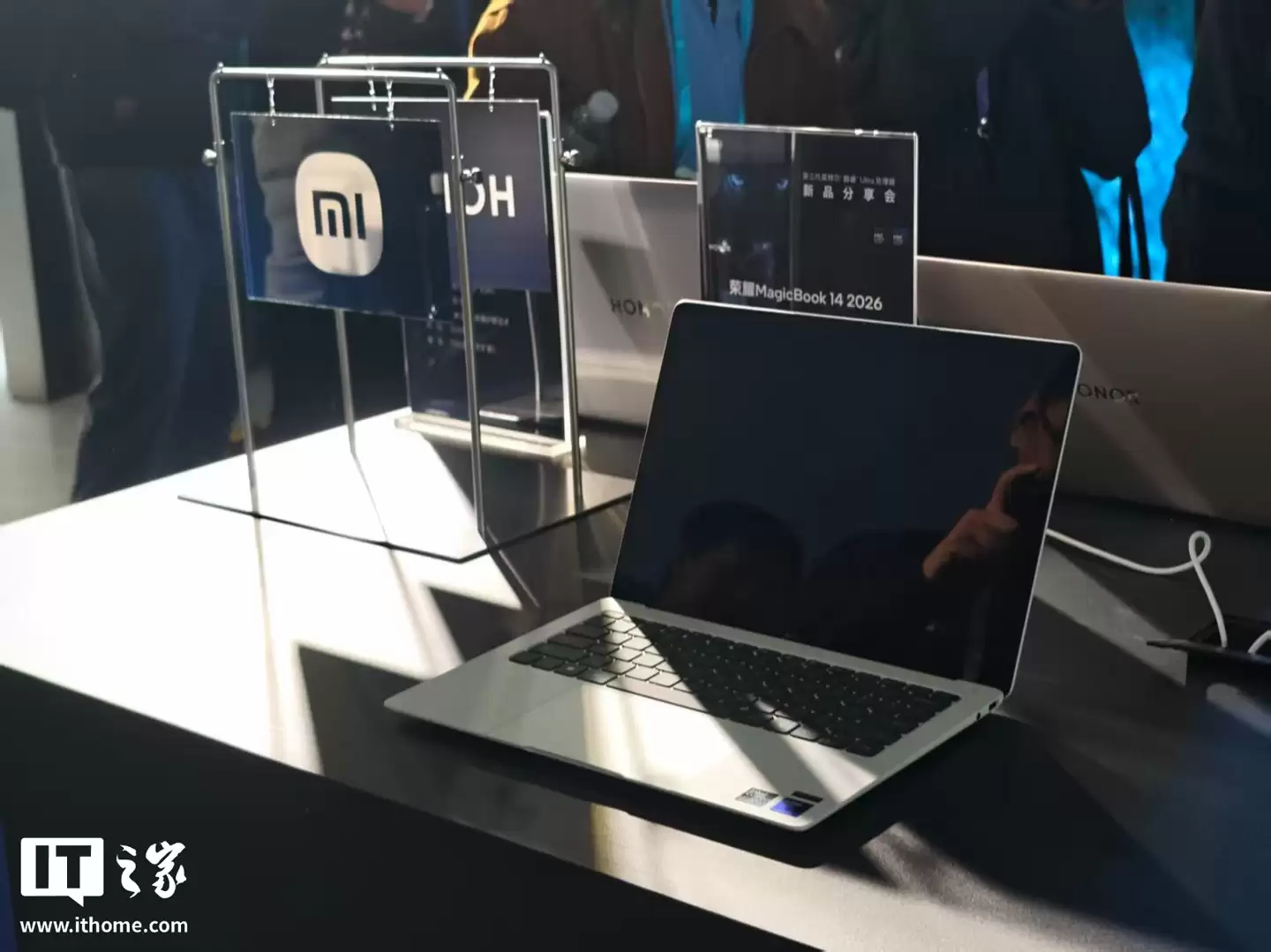 小米 Xiaomi Book Pro 14 轻薄本实机现身,搭载 14.6