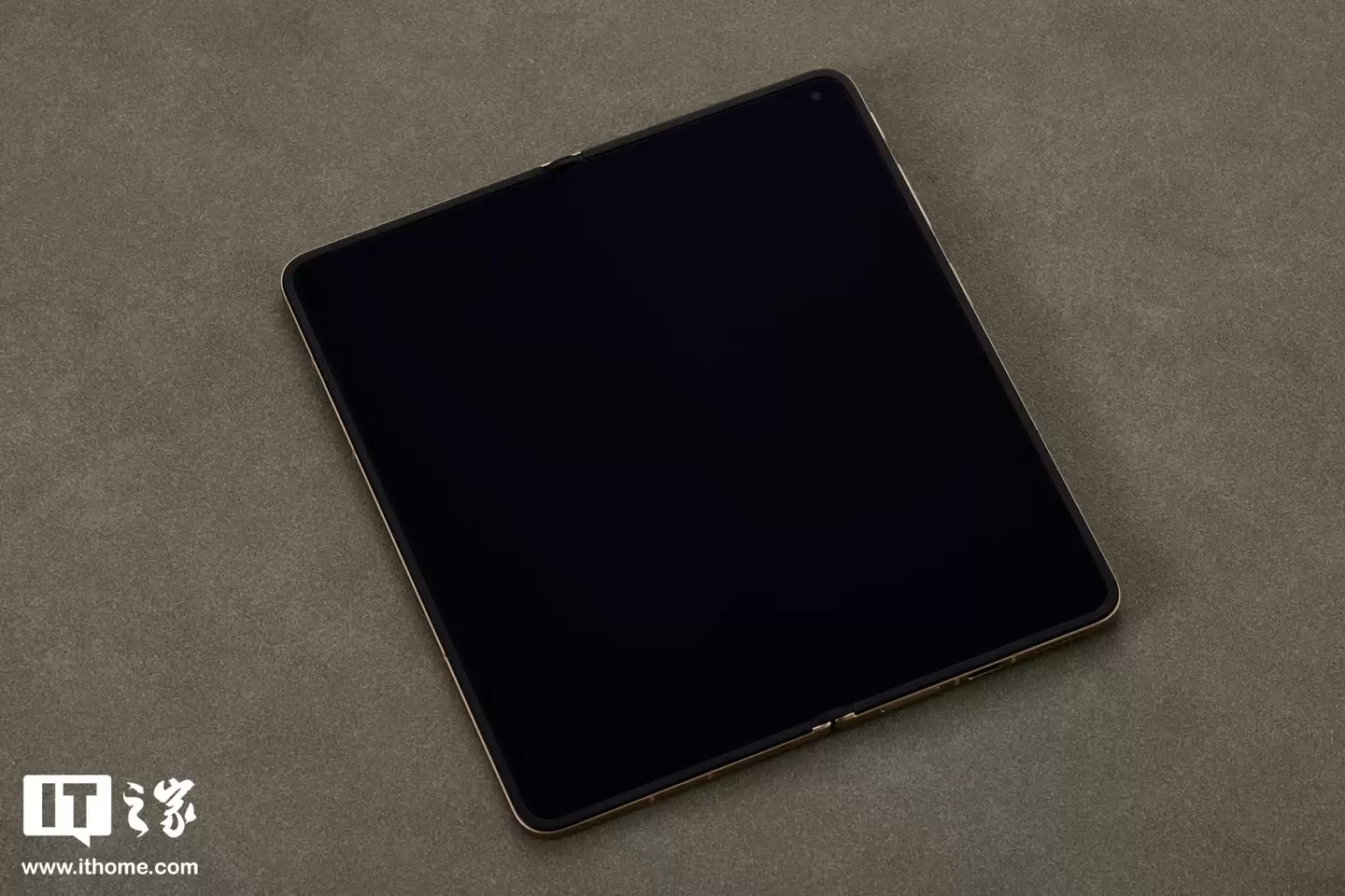 OPPO Find N6 图赏：号称“全球最平整折叠手机”，无感折痕，久用平整