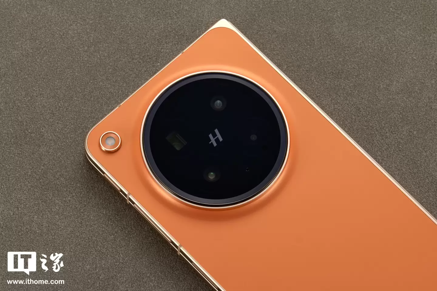 OPPO Find N6 图赏：号称“全球最平整折叠手机”，无感折痕，久用平整