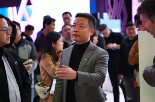 何小鹏回应4个小孩横躺马路：第二代VLA识别后减速 否则不堪设想