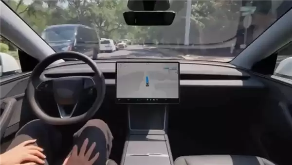 特斯拉严打非授权启用FSD：违规将致保修失效、担责甚至入刑