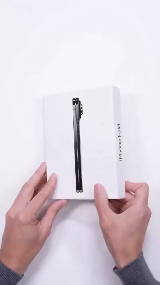 网传iPhone Fold开箱视频疑为AI合成，多项细节不符苹果设计逻辑