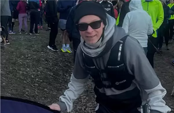 视障艺术家戴Meta眼镜挑战全马：全球志愿者远程语音导航创纪录