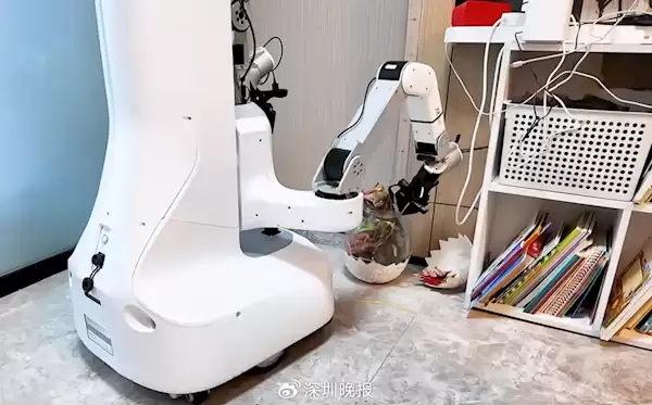 绝活太多!我国首个机器人保姆正式上岗:短短一天内订单被刷爆