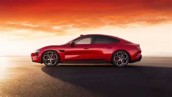 小米SU7全系标配1500兆帕防刮底横梁，构建电池三重底部防护体系