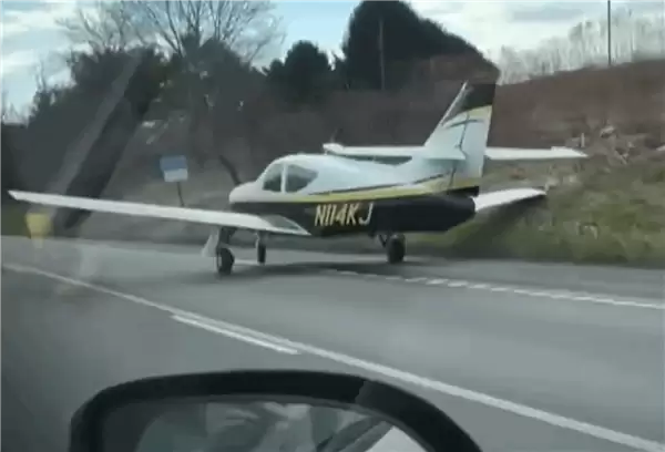 现实版GTA！美国一架飞机在公路上紧急迫降 后车拍下惊险全程