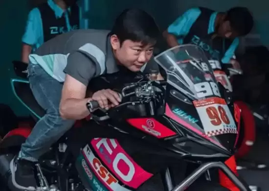 张雪机车820RR因安全禁售新手引代购乱象，官方严控驾龄与交付核验