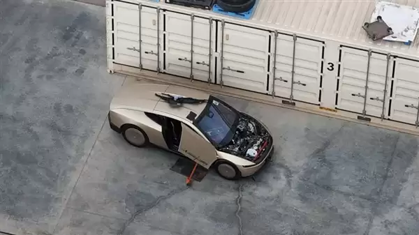 前驱实锤！特斯拉Cybercab机舱曝光：无前备箱 内置超大储液罐