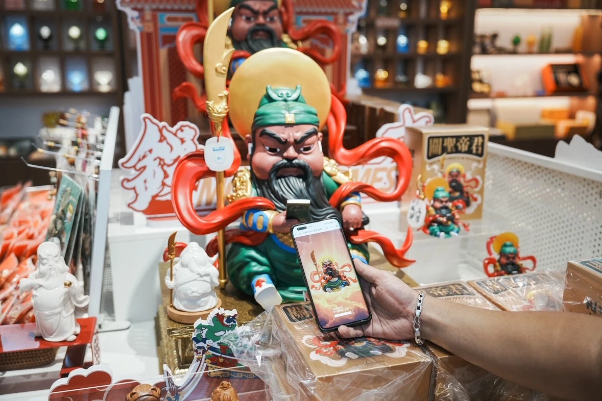 福建泉州联合支付宝推出“赛博电子关公”,手机“碰一下”塑像即可许愿求签