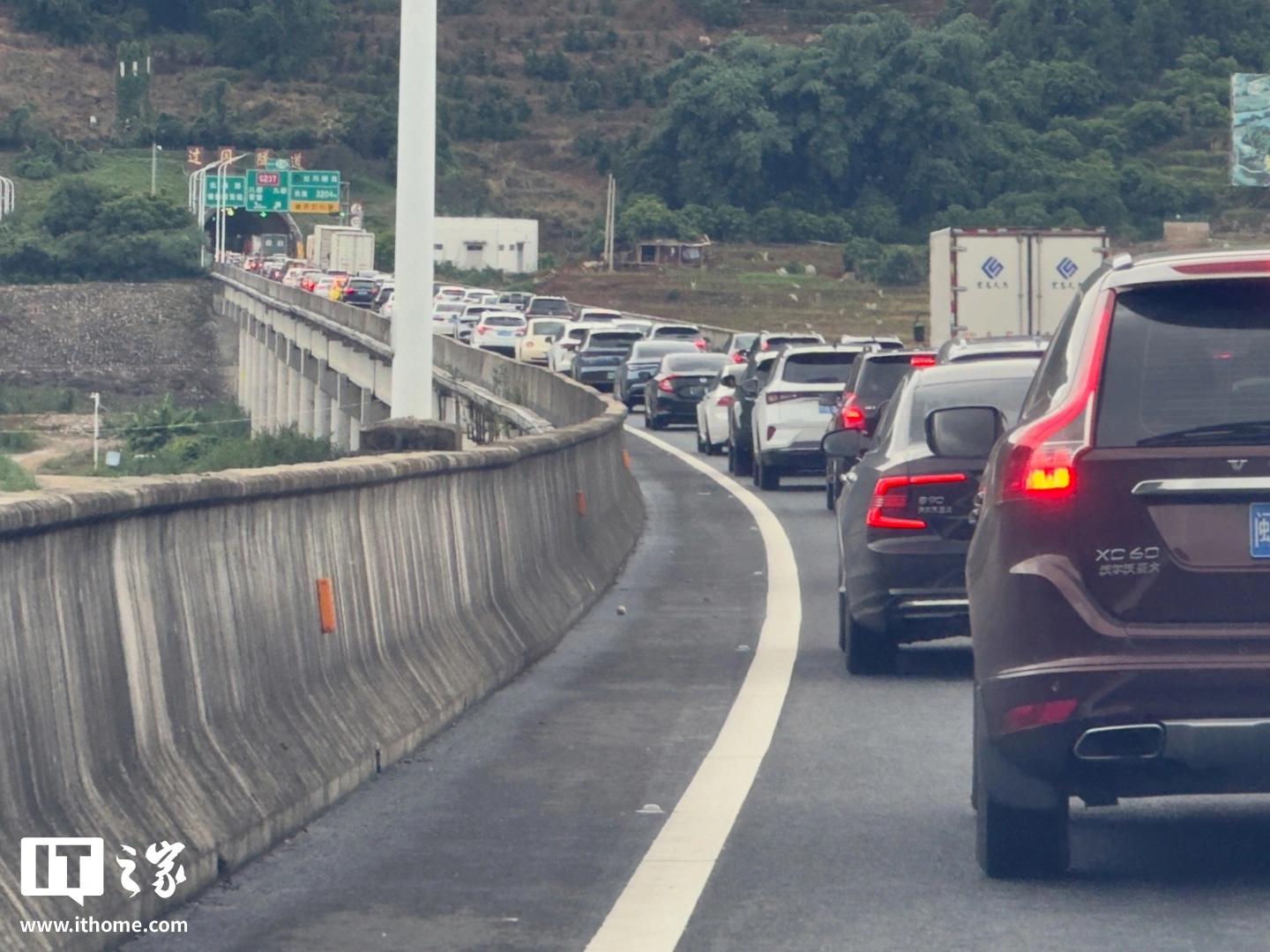 2026 年五一劳动节假期 5 月 1 日至 5 日放假五天，七座及以下小客车出行可享高速免费通行政策