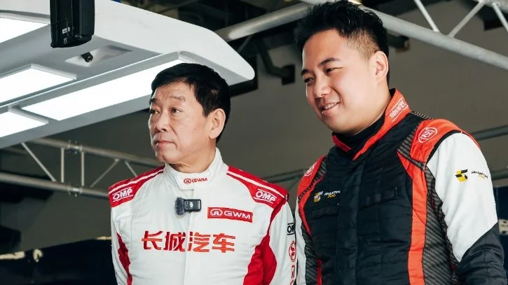 魏建军于东来合体直播:长城明年发布 V8 混动超跑,还有 GT3 级别赛车