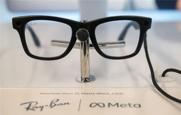 智能眼镜赛道激战正酣,Meta / 苹果 / 微美全息以 AI 场景化创新重塑行业格局