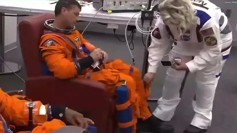 美国载人绕月任务宇航员带 iPhone 上太空,零重力抛手机画面曝光