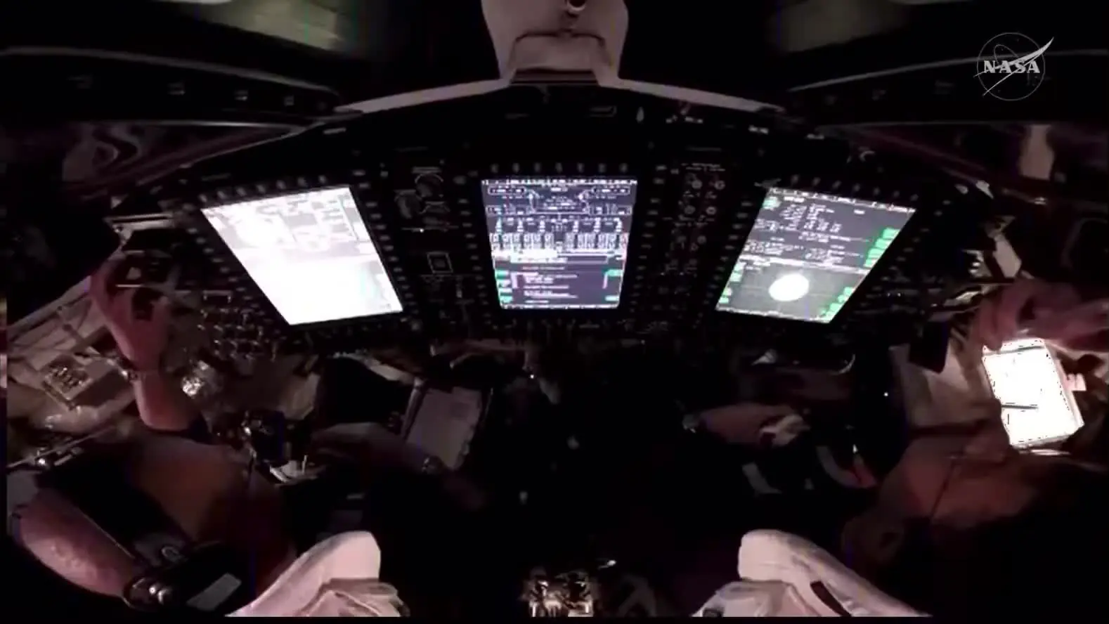 美国载人绕月任务宇航员带 iPhone 上太空,零重力抛手机画面曝光