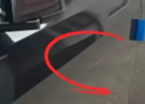 维修费近万元!新买的特斯拉遭老人用钥匙划伤 哨兵模式拍下全过程