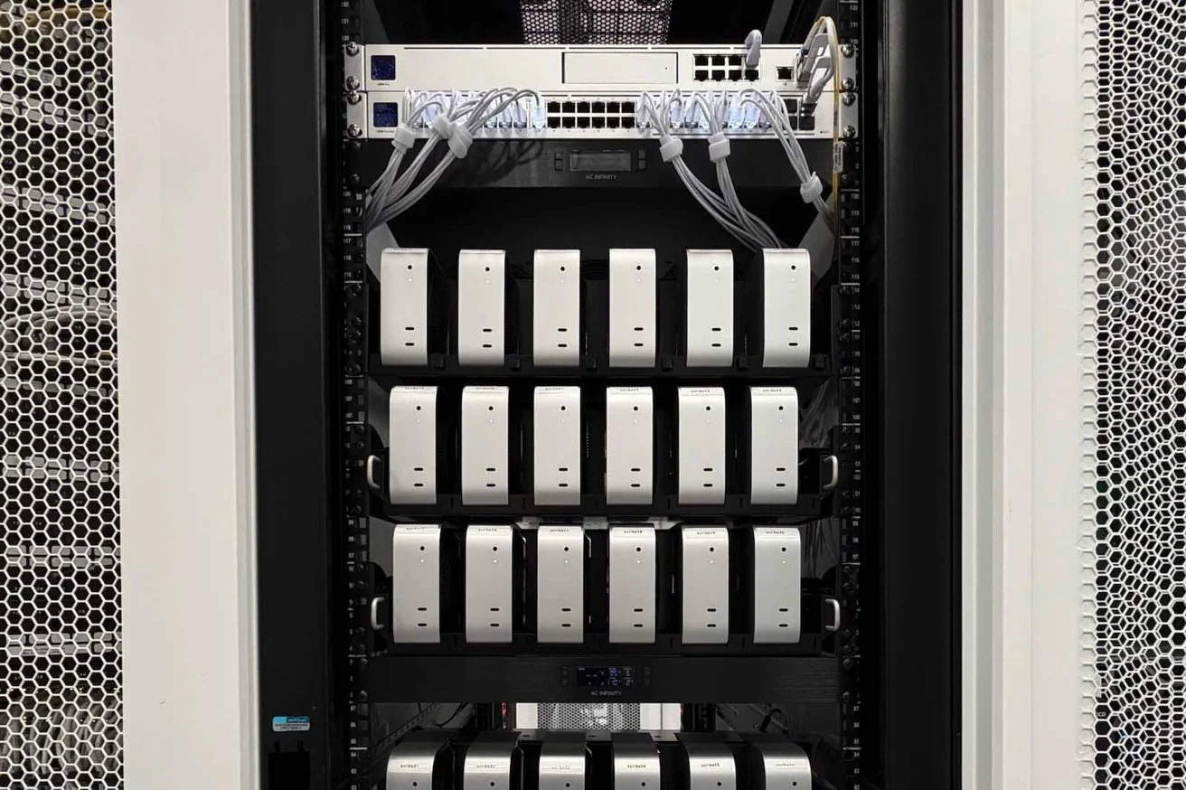 云调用 AI 太贵：开发者自建 48 台 Mac mini 集群，撑起 Overcast 播客转录