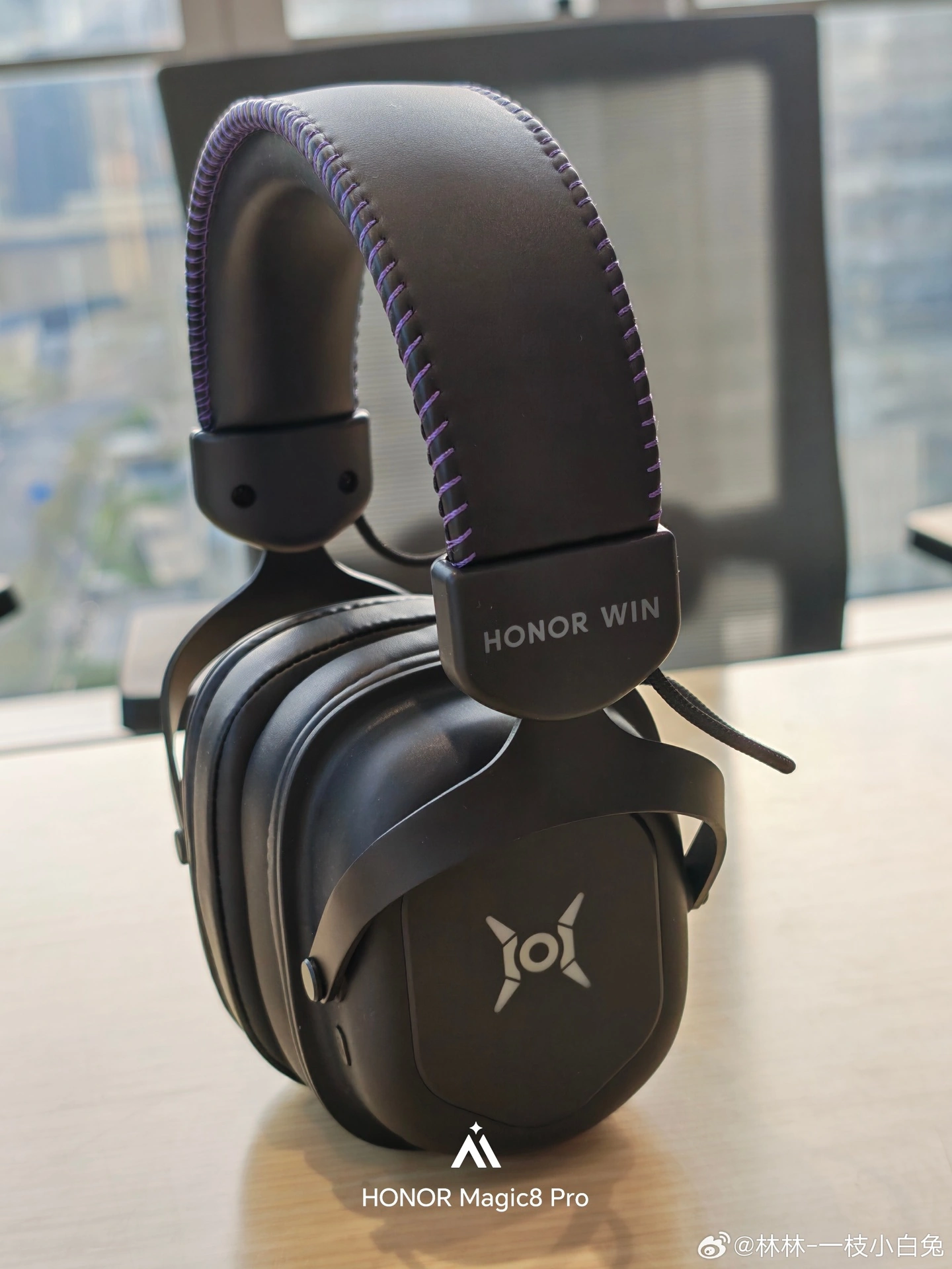 荣耀 WIN 游戏笔记本电脑更多官图公布,外设不只鼠标还有耳机