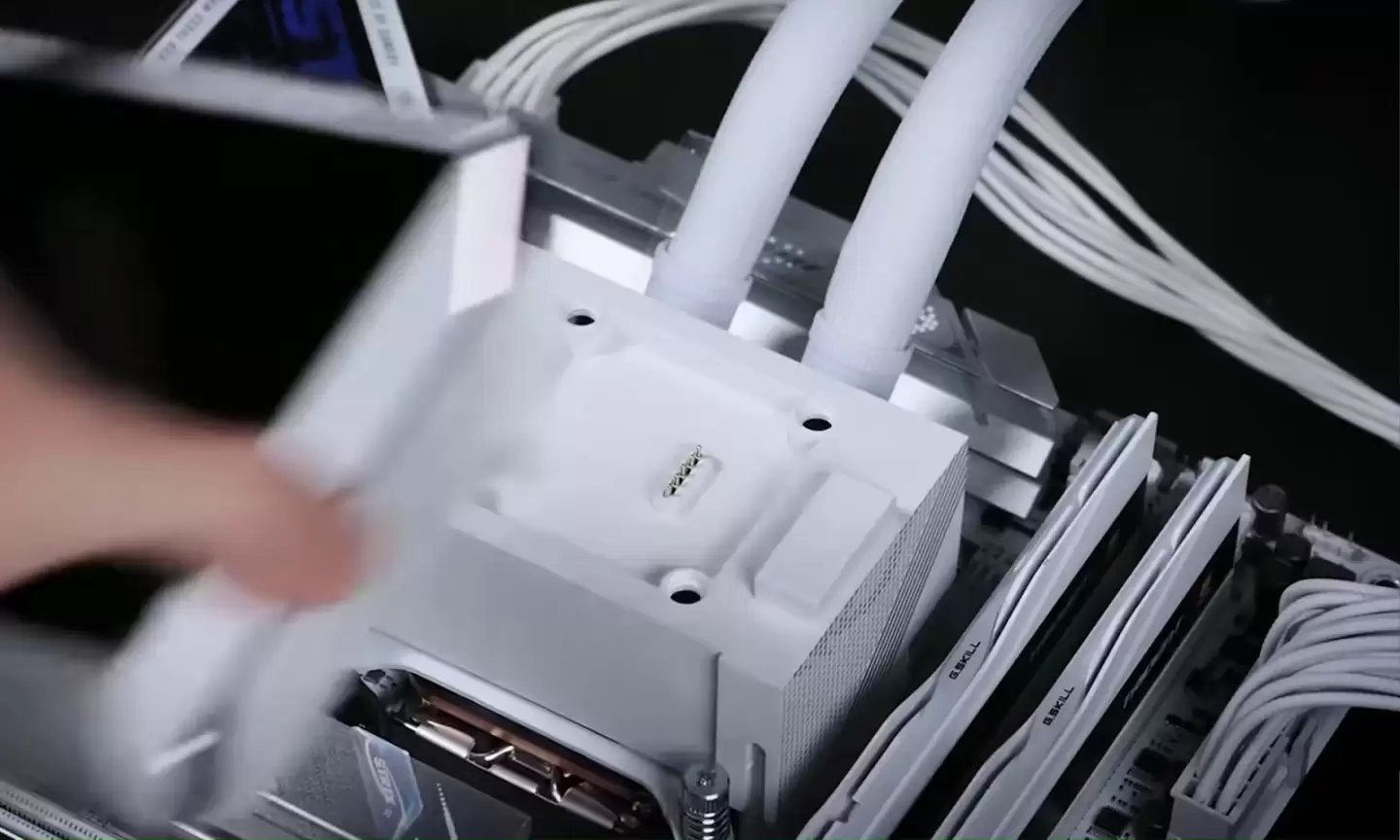 华硕 ROG Strix 飞龙 4 水冷即将上市，支持触点式无线快接