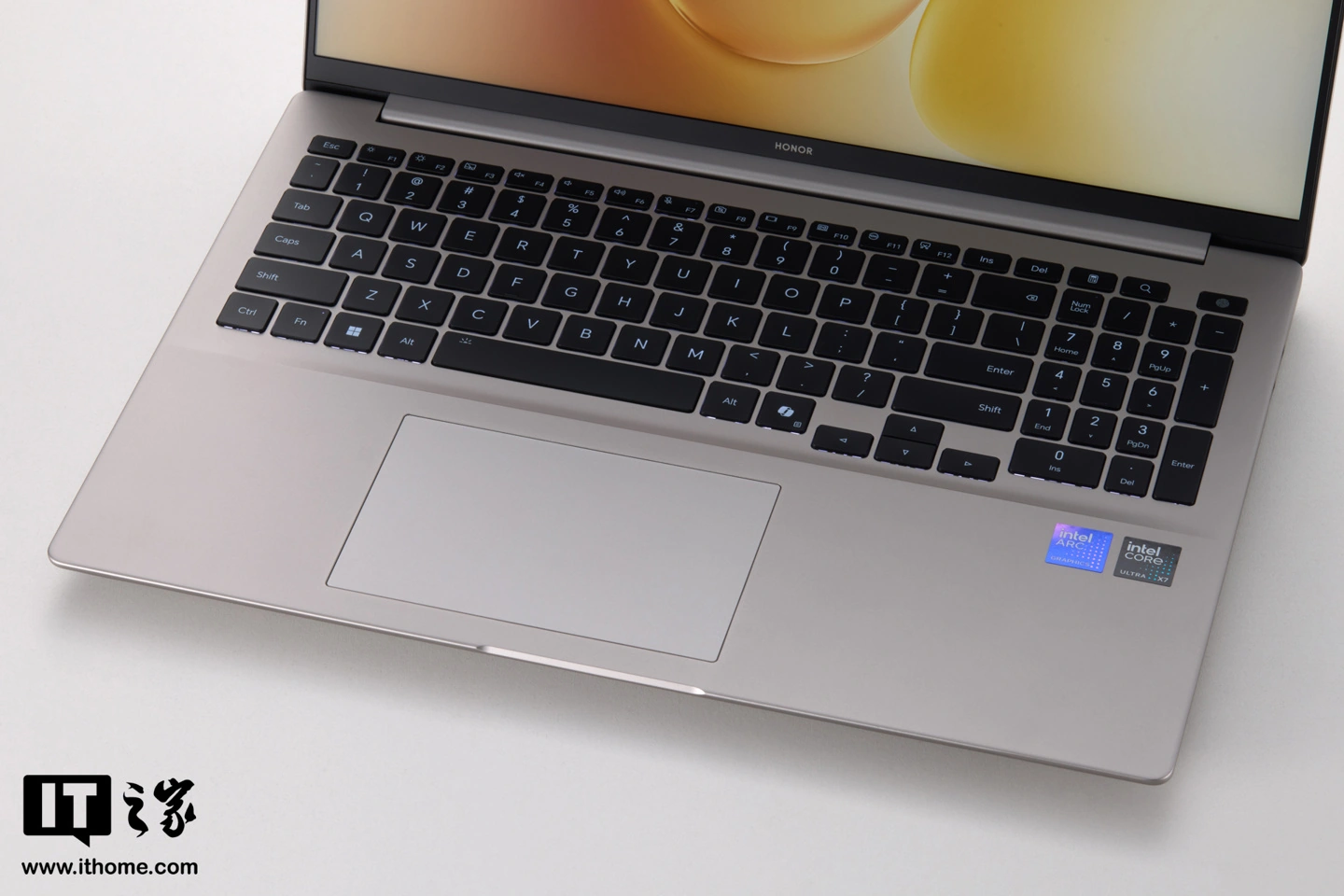 荣耀 MagicBook 16 2026 图赏：内置 92Wh 巨量电池，解锁 15.3 小时长续航体验