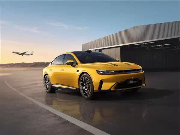 小米SU7的竞品+1!smart精灵6号内饰官图公布:浓郁奔驰味