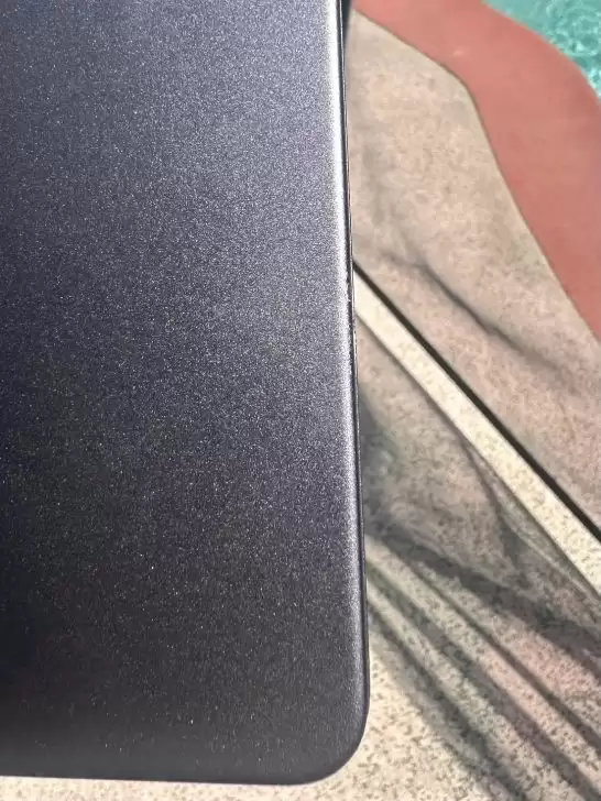 MacBook Pro太硬了！摔下4米再滚25级台阶：仅轻微刮花