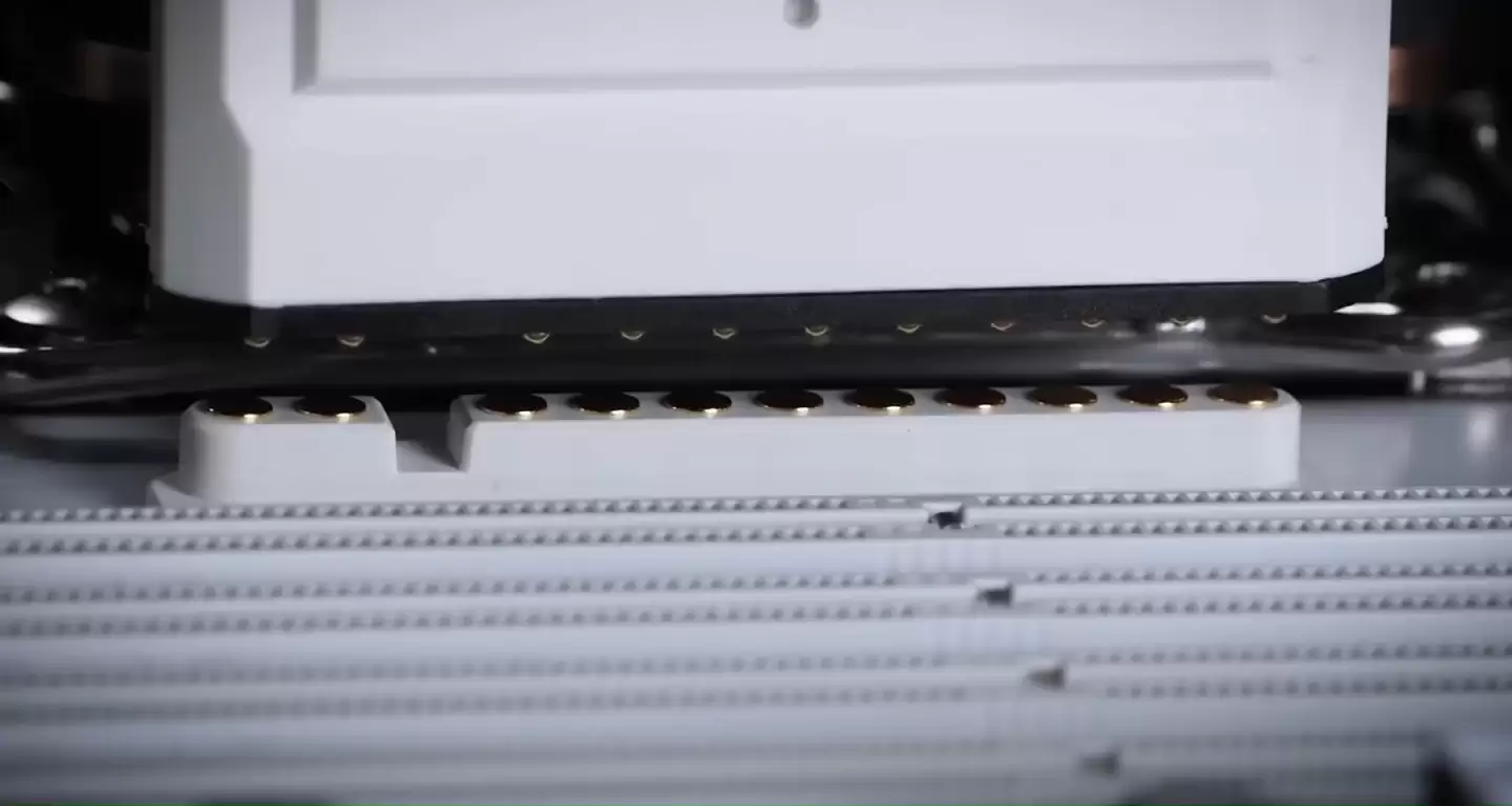 华硕 ROG Strix 飞龙 4 水冷即将上市，支持触点式无线快接