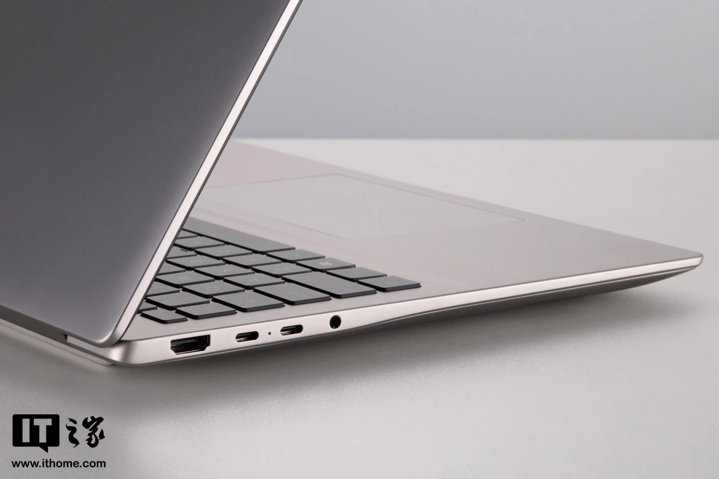 荣耀 MagicBook 16 2026 图赏：内置 92Wh 巨量电池，解锁 15.3 小时长续航体验