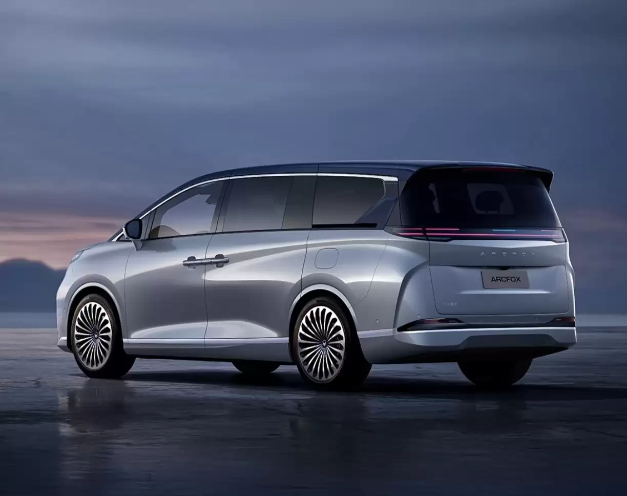 北汽极狐高端产品系列首款 MPV“问道 V9”将于 4 月 22 日开启预售，综合续航达 1330 公里