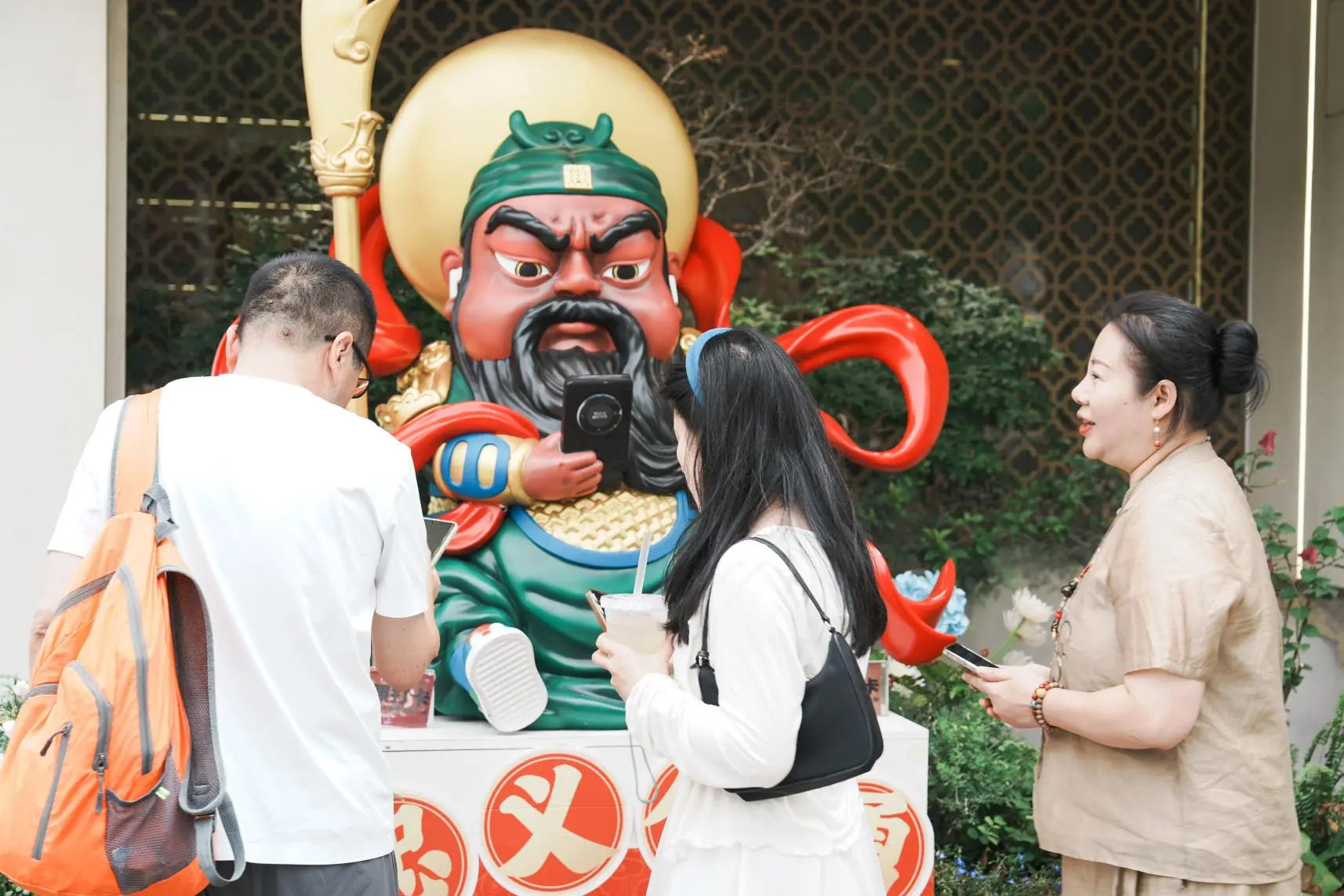 福建泉州联合支付宝推出“赛博电子关公”,手机“碰一下”塑像即可许愿求签