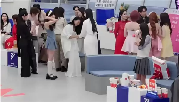 浪姐一公取消直播时间遭声讨 冠名商度小满留言区遭波及