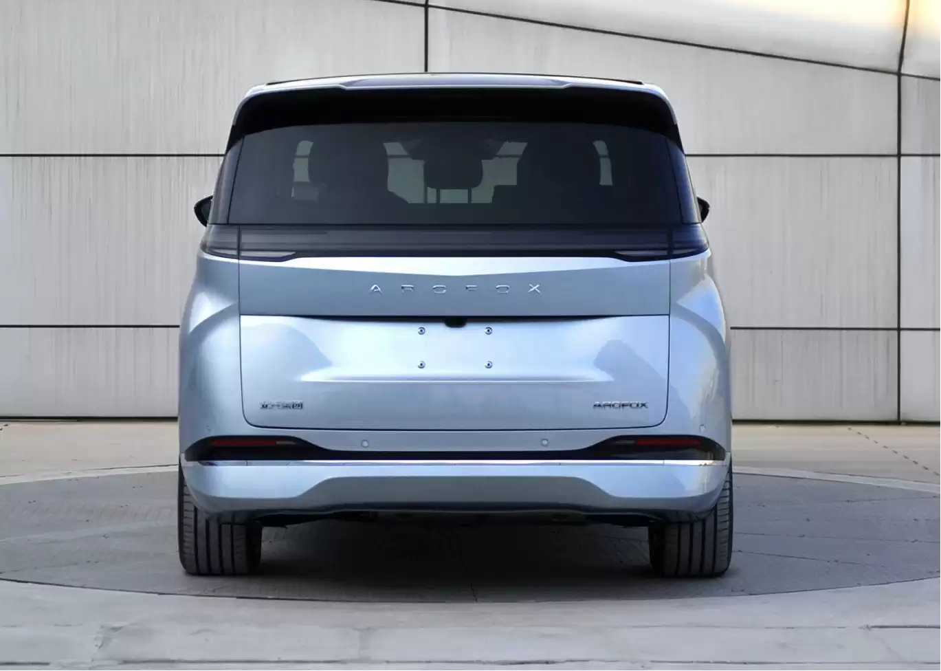 北汽极狐高端产品系列首款 MPV“问道 V9”将于 4 月 22 日开启预售，综合续航达 1330 公里