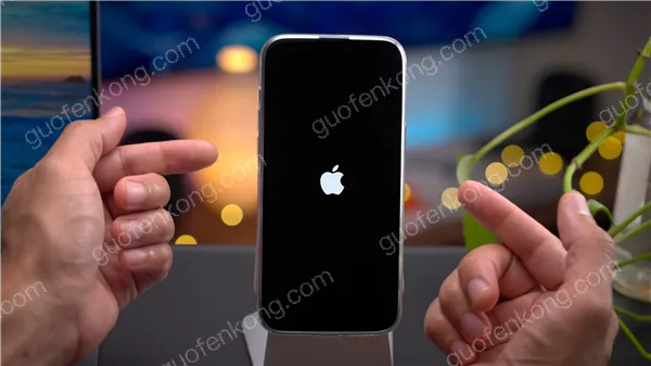 iPhone 15白苹果卡死无法开机_强制重启与恢复模式教程