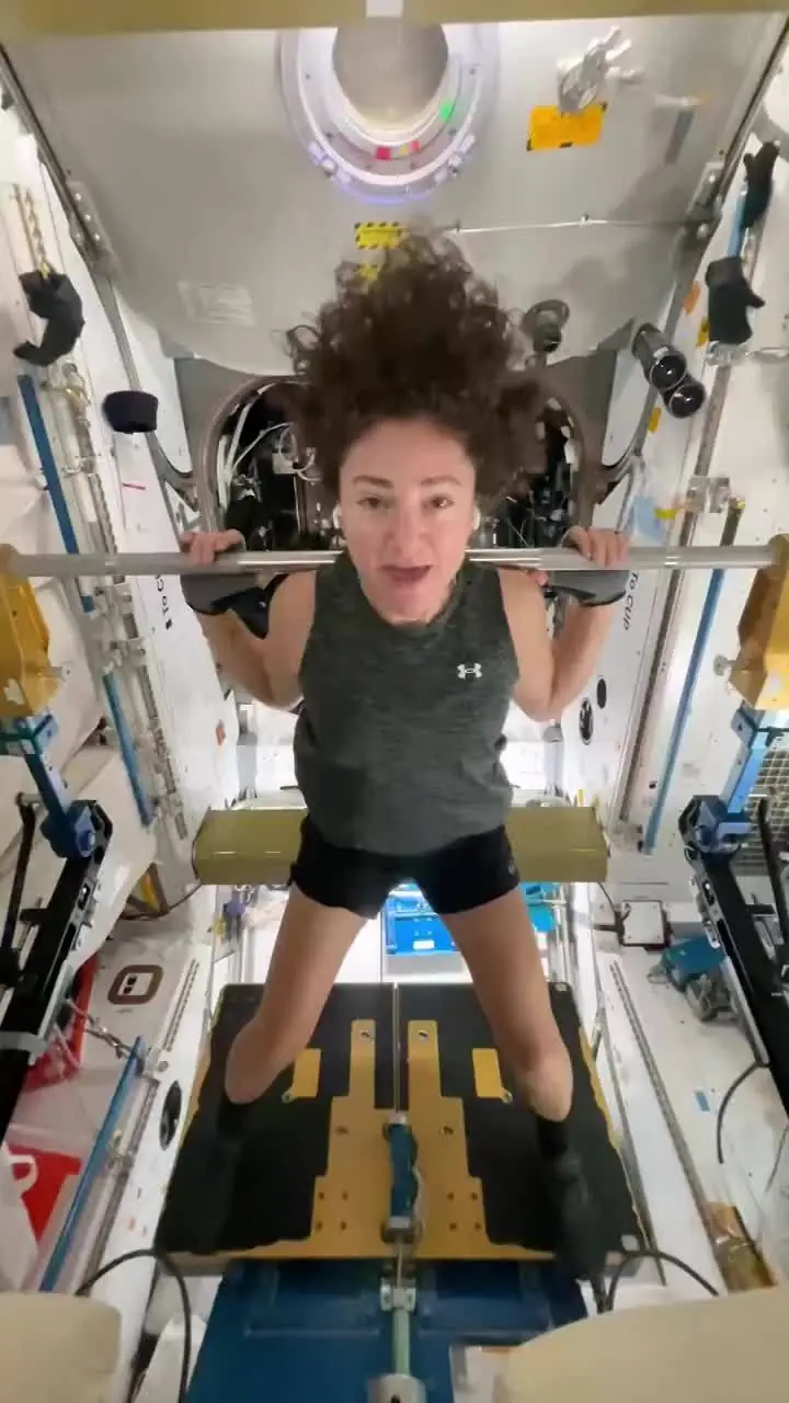 时速2.8万公里绕地飞行:苹果AirPods陪伴美国宇航员太空健身