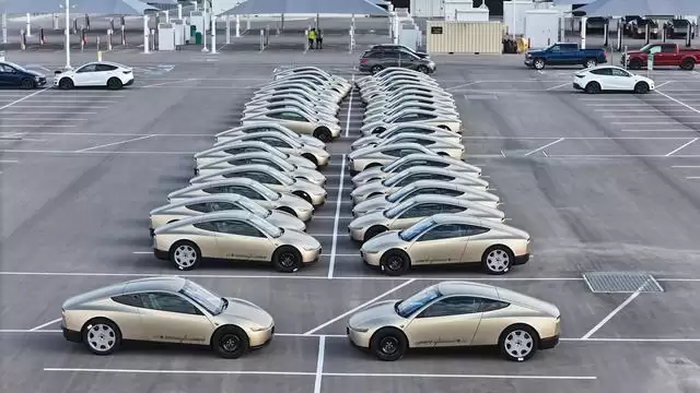 曝特斯拉Cybercab量产启动：60台实车现身得州工厂，配备方向盘