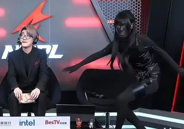 《永劫无间》女解说被批穿衣暴露 更换造型让人难蹦