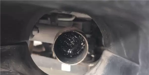 车辆排气管被堵塞钢丝球 女车主报警悬赏寻线索！网友：为啥被塞呢