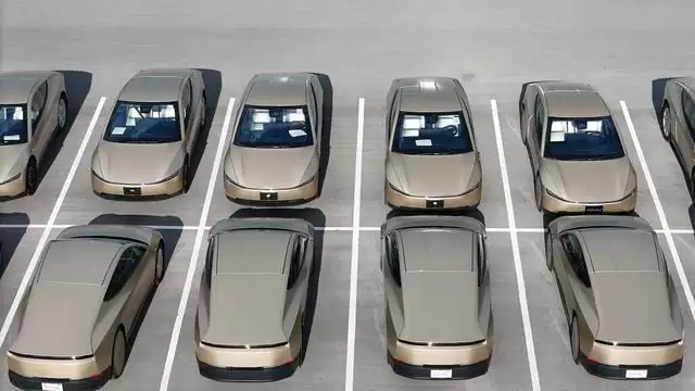 曝特斯拉Cybercab量产启动：60台实车现身得州工厂，配备方向盘