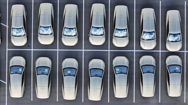 曝特斯拉Cybercab量产启动：60台实车现身得州工厂，配备方向盘