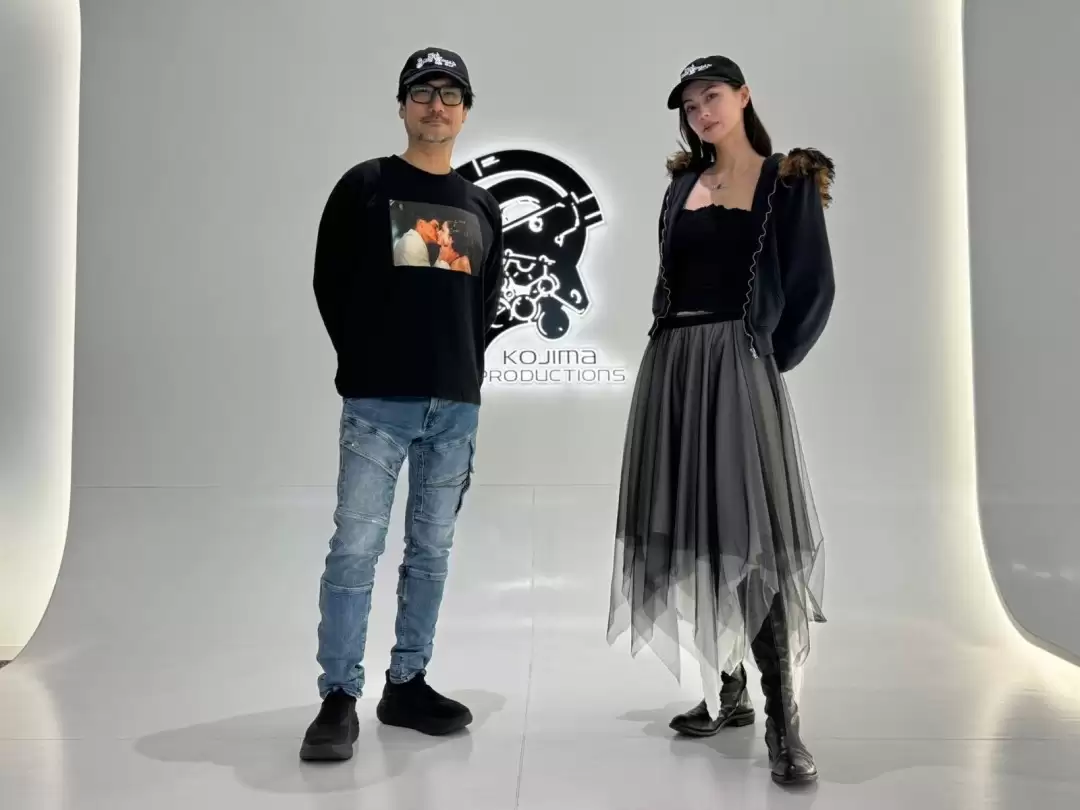 小岛秀夫与大美女劳伦蔡合影 亲密比心羡煞旁人