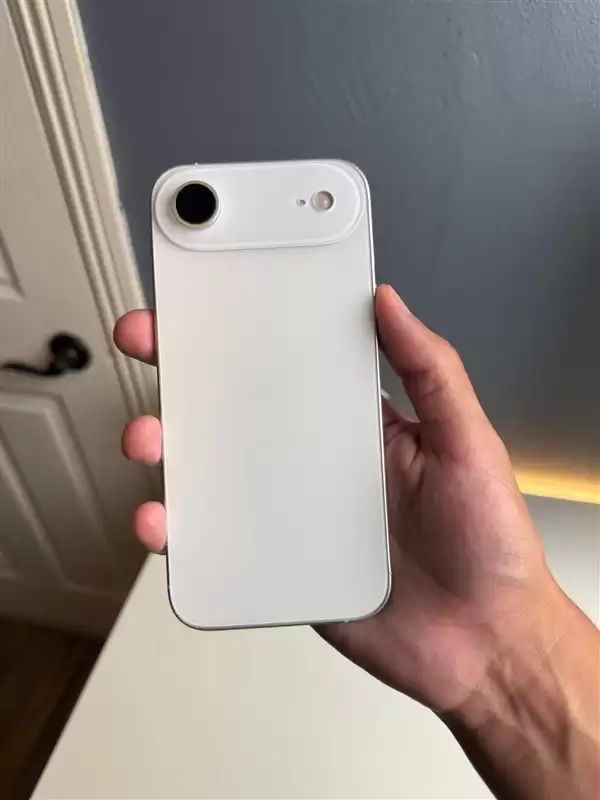 iPhone 17 Air独占钛合金：更贵的Pro版无缘