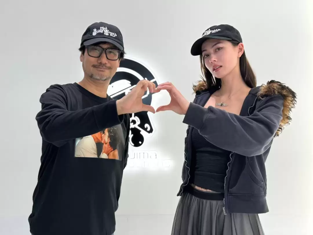 小岛秀夫与大美女劳伦蔡合影 亲密比心羡煞旁人