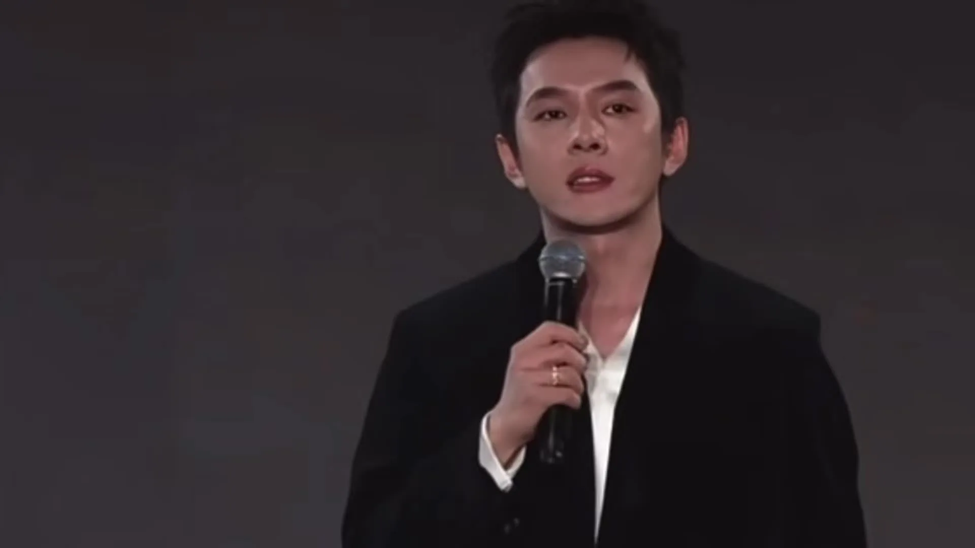 李佳琦哽咽宣布可能缺席直播一段时间,否认退休