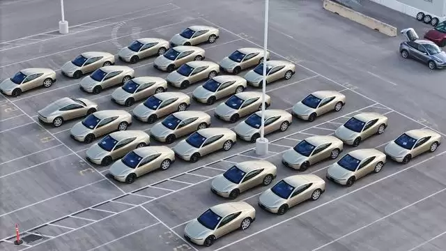 曝特斯拉Cybercab量产启动：60台实车现身得州工厂，配备方向盘