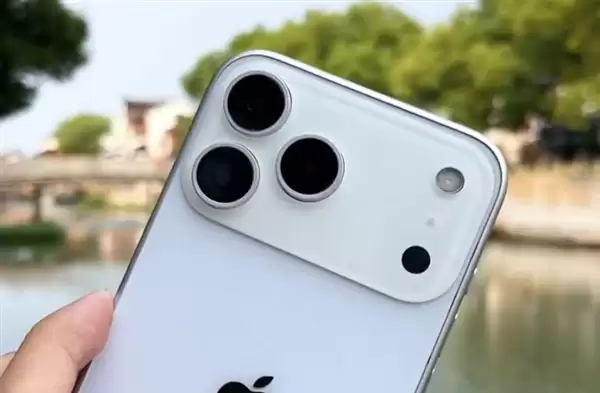 苹果iPhone 17 Pro Max机模上手：厚度增加 电池加大