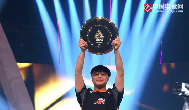 电竞世界杯《街霸6》：36岁老将血战15岁天才！Xiaohai五局逆转封神，卫冕EWC双冠王